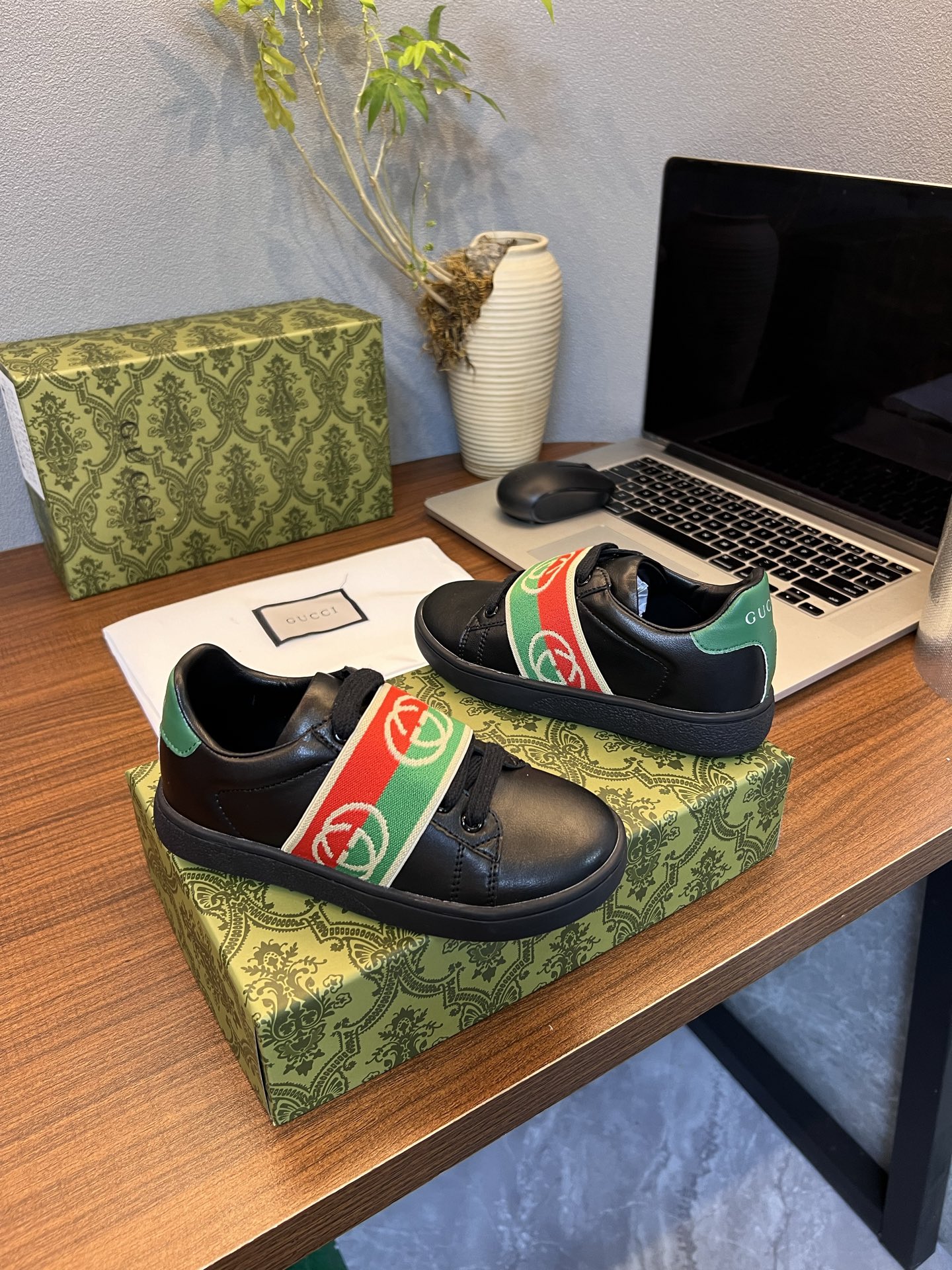 Children's shoes child